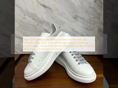 女性用新作スプリングマックイーンホワイトスニーカーは、スポンジの厚底で、身長を高く見せ、快適で、カジュアルでスポーティーなレザーカジュアルボードシューズとシープスキンで身長を高く見せる、多用途なアイテムです。